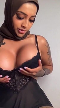 Adegan solo hijabi dengan dildo hitam besar