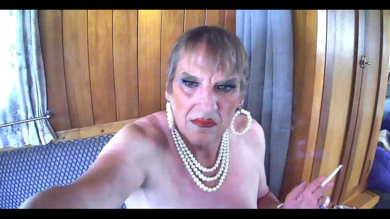 Mature Tina TV: Pas de perruque, seins nus, fem boy !
