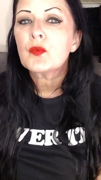 Anna sigara içiyor
