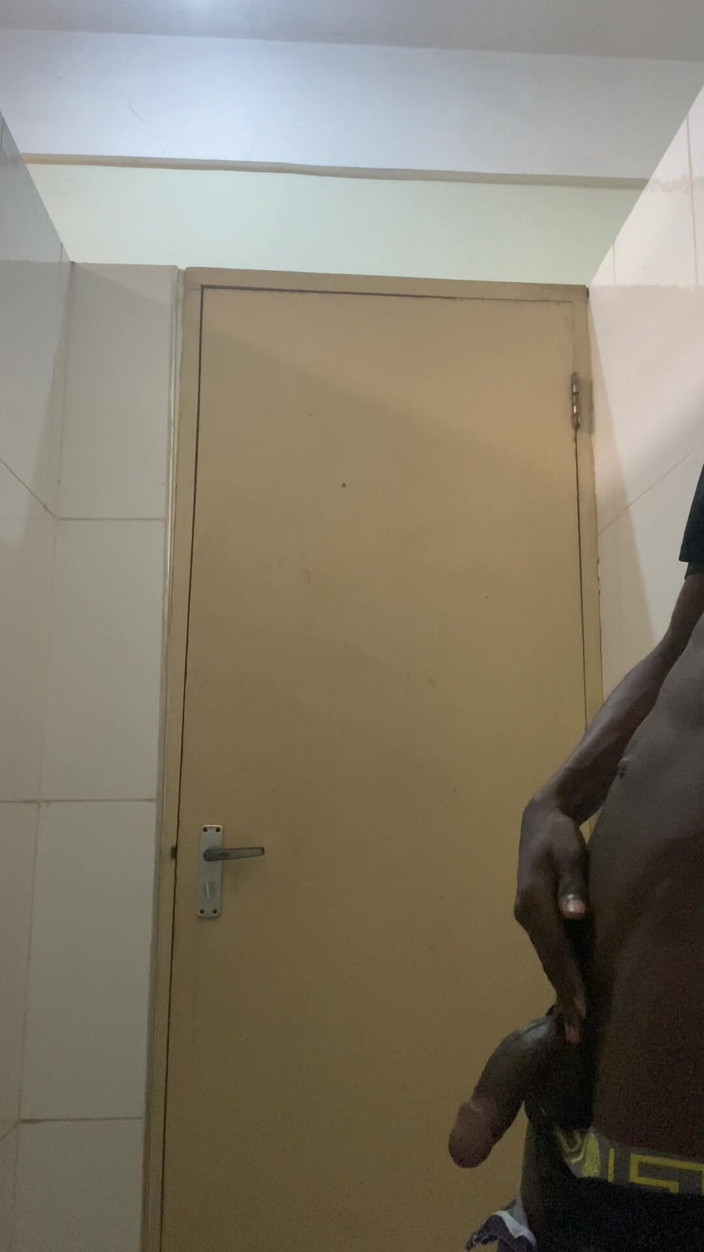 Slimniqqa: BBC stříkání ve veřejné toaletě - část 1