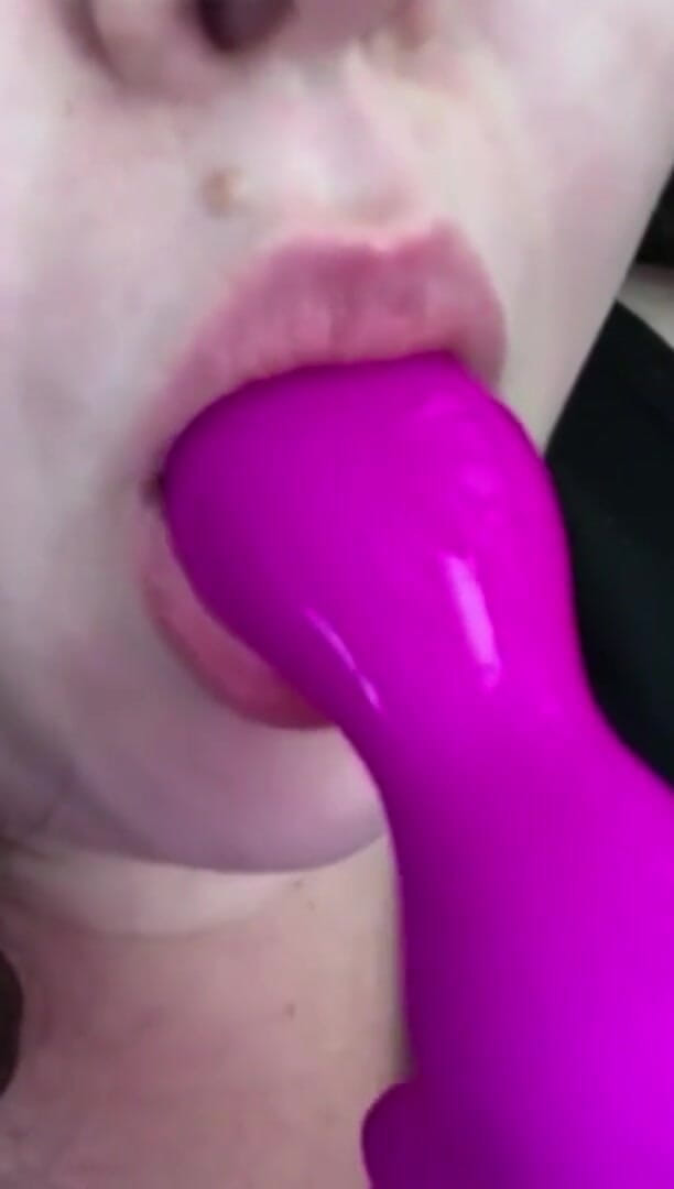 Real homemade BBW BBC porn: YoungEnglishBBw mi succhia il clitoride strofinandosi con il dildo