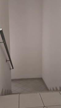 Promenade dans une maison de parking, une blonde dans des bottes overknee, robe en pvc rouge et long manteau de cuir