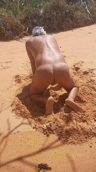 Ladysilva naakt op het strand komt mijn hete gebruinde kont neuken
