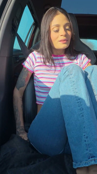 Zoe's Agony memancut mani di dalam kereta saya