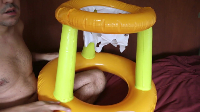 Inflatable Lovers: Awek bola kendur terapung