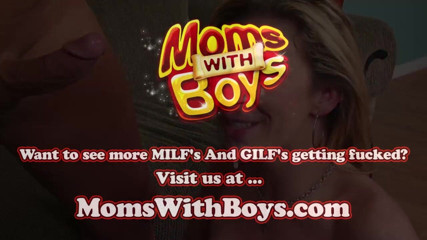 Moms With Boys: MILF Sarah Jay dikongkek tetek