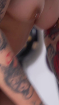 Mi fa fare sesso con lei perché non posso pagare il tatuaggio