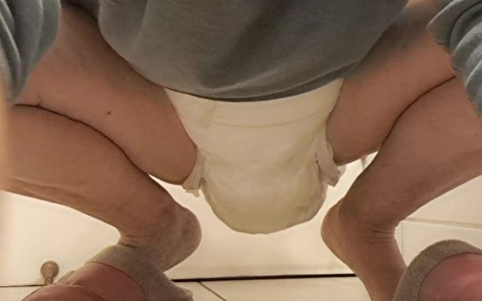 Mommy big hairy pussy: Ehefrau benutzt windel, um zu pinkeln