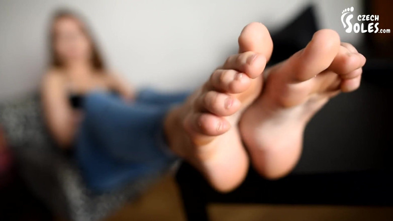 Czech Soles - foot fetish content: Adik tiri nakal lagi asik pemujaan kaki