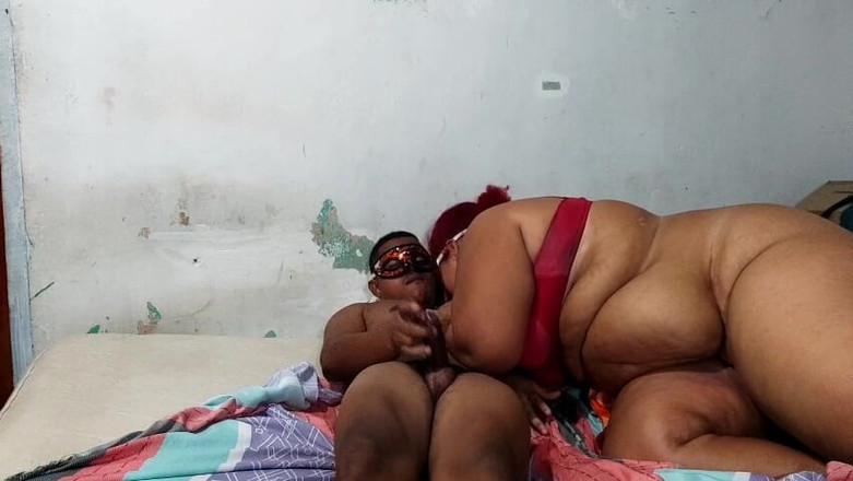 Gordita Culo Rico: Я спорила с моей мачехой, и мы в итоге трахаемся в ее комнате