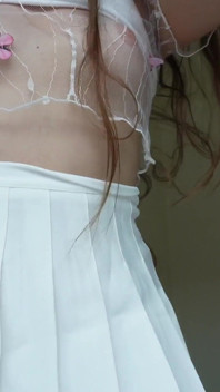침대에서 천천히 옷을 벗고 젖은 보지를 손가락으로 핑거로 싸게 했습니다.