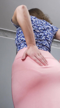 Zichtbaar pantylijn plagen in lange maxi rok
