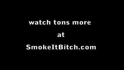 Smoke it bitch: Rubia madura fuma varios cigarrillos al mismo tiempo