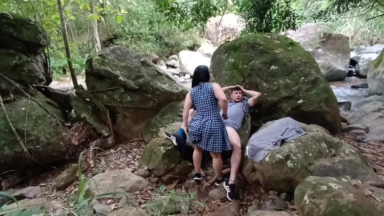 venusandzeus: Une fille laisse son prof la baiser dans les bois...