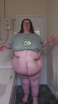 Bauchspiel im Badezimmer mit SSBBW goddess