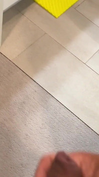 Dickflash - aventura no chuveiro parte 1 nova colega de quarto esqueceu de fechar a porta do banheiro