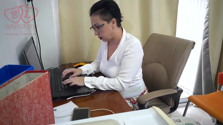Strange stepfamily: Sexretary la segretaria viene scopata con un dildo nella cam...