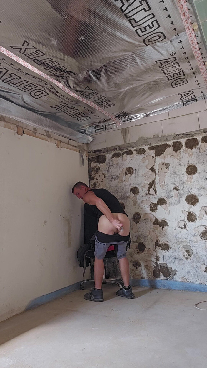 Chris_snoopy_91: Еще возбужденная на стройке, нужен настоящий член в мою жопу