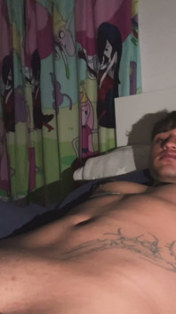 Muscoloso tatuato e delizioso uomo