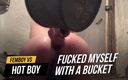 Femboy vs hot boy: Banyoda bir kovayla kendini sikiyor!