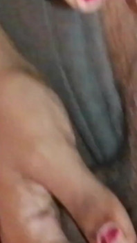 Je viens de venir au Sri Lanka pour rendre visite à mes perants, ils ont eu une nouvelle femme de ménage sexy qui veut me baiser
