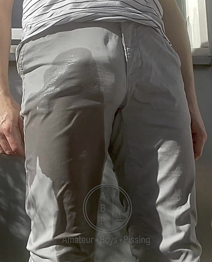 AmateurBoysPissing: Jules si smáčí šedé kalhoty a vystavuje svého semi-tvrdého ptáka přes...