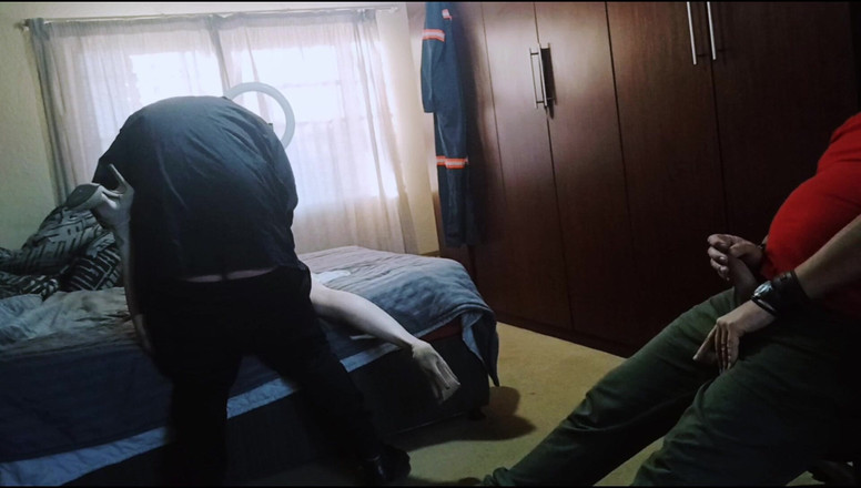 Mysticbabe8: 会见新邻居和他的朋友，我们玩了一次精液3P