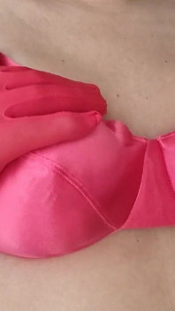 Soutien-gorge en satin rouge vs sexy, seins caressés en bonnet C