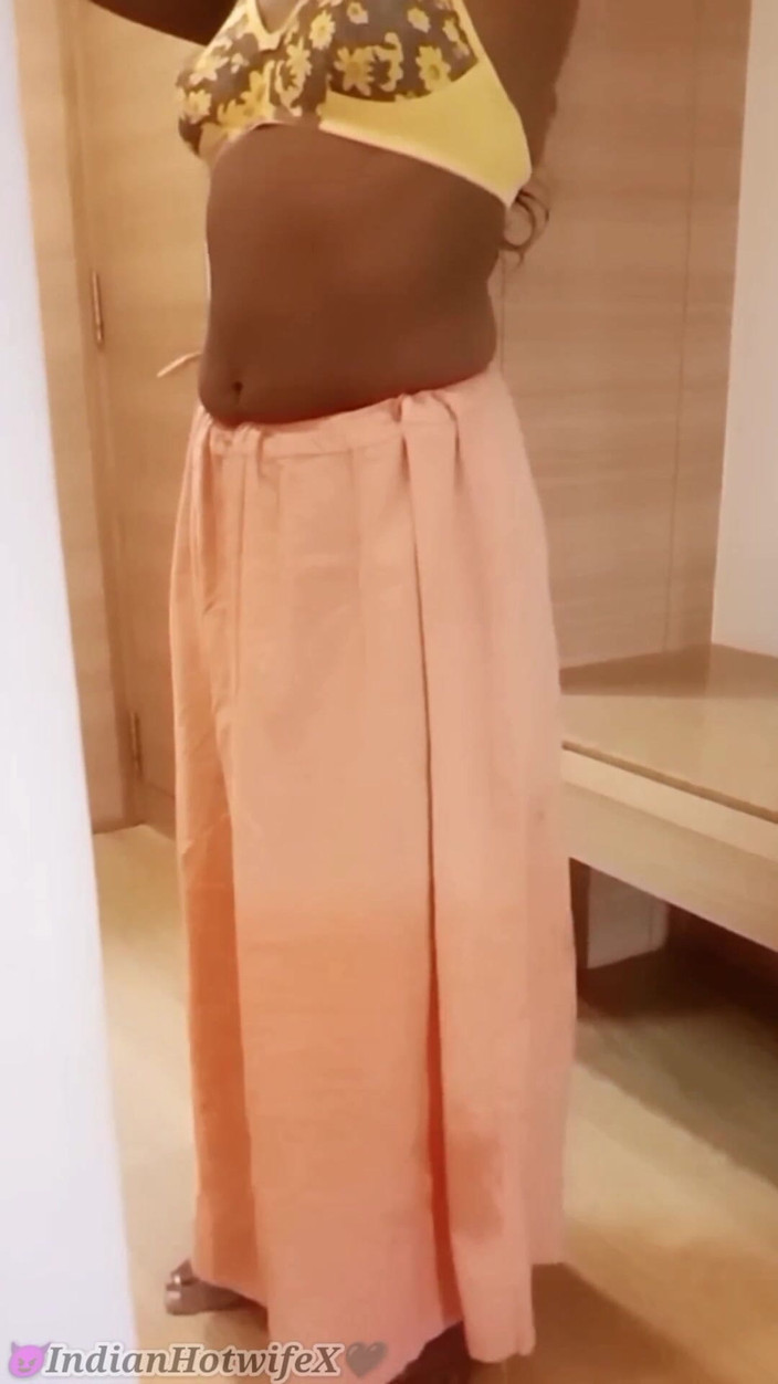 RenuRaj: Renu, salope desi tamoule, taille une pipe à un étalon, le cocu...