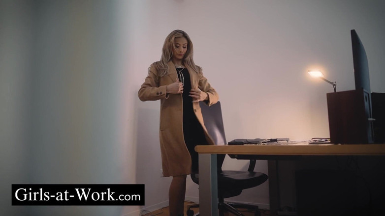 Girls At Work: Awaria samochodu, przypływ pożądania
