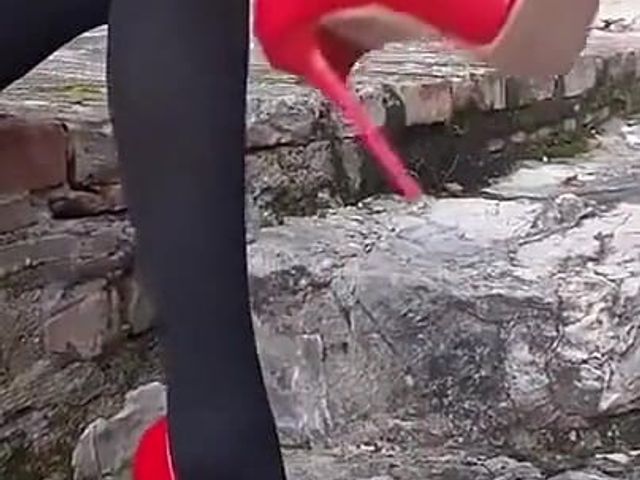 MILF with Beautiful Legs and Incredible High Heels (Laura on Heels)