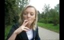 Femdom Austria: Blonde schoonheid rookt buitenshuis een sigaret