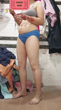Pertunjukan pantat besar panas bhabi priya pagi