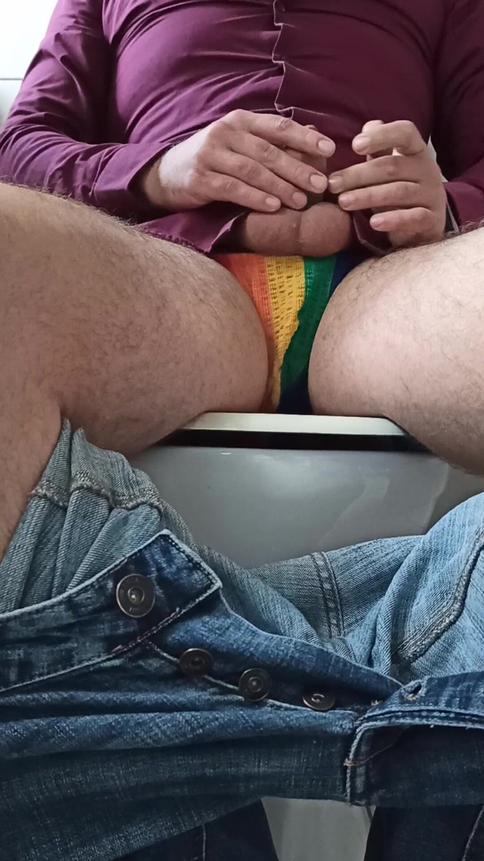 Alex Butt: Alex Pisses na jeho oblečení