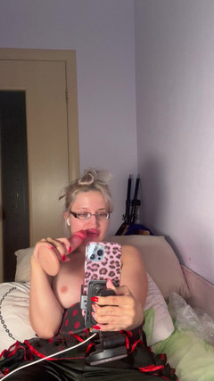 FinDom Goaldigger: Paroháč soukromé uctívání kamery - bohyně v tlustých brýlích, mokrých rtech...