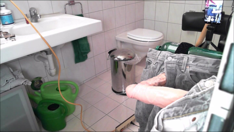 Kinky horny gay bois: Drievoudige dildo zuigen