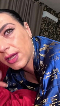 Une geisha dévergondée suce une bite et joue avec du sperme 274