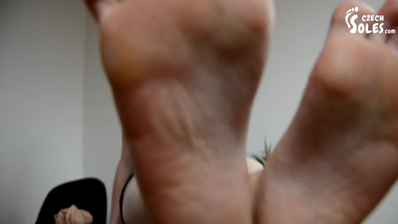 Czech Soles - foot fetish content: L'odore delle calze di nylon del cattivo capo