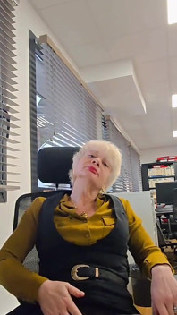 Seksowna w pracy