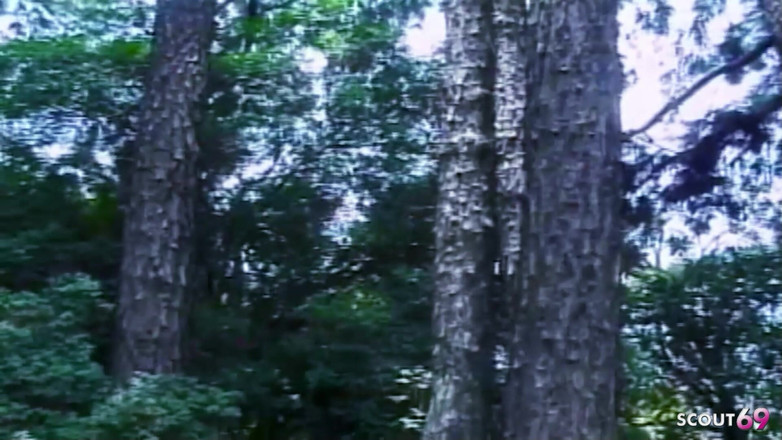 Shemale TS Collection: Латинский шмель с большими сиськами трахает мужика на улице против дерева, пока он не кончит