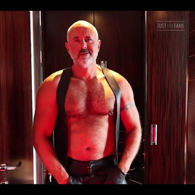 Just Flexing and. a Bit of a Solo (Mike Gross)