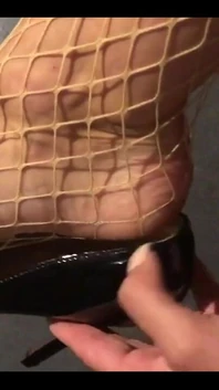Louboutin鞋悬垂。经典黑色。经典的毫不费力的风格。
