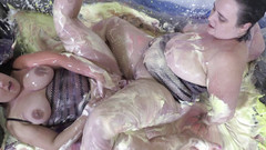 Gunked up girls: Ashley e Sarah brincam sexy e bagunçada