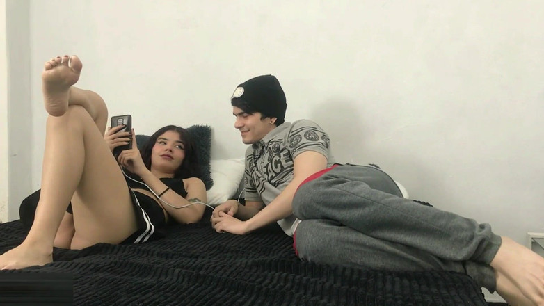 MAFELAGO: Przybywam do pokoju mojej przyrodniej siostry, a ona daje mi...