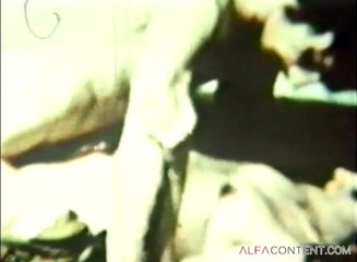 Alfa Planet: Dvě sexy vintage holky, které sdílejí tvrdého ptáka ve vintage...