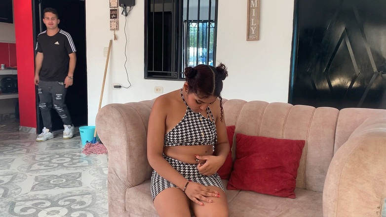 BarbieTrix: インド人娘は豊かなお尻で借金を返済し、クリームを口に注ぎ込む。