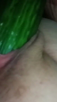 Aku bangun dengan terangsang di malam hari dan aku mulai meniduri memekku dengan mentimun. Close up memek amatir dewasa basah.