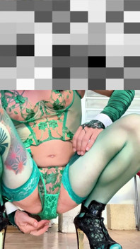 かわいいフェムボーイ、とてもセクシーなストッキングランジェリーがパンティを見せる