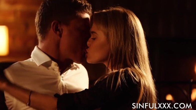 Sinfulxxx: Sexo romántico en el lugar de fuego por SinfulXXX