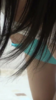 Een schattig Japans meisje dat haar kamer schoonmaakt zonder bh en met een minirok, haar natuurlijke borsten die onder een kort T-shirt piepen, en haar string-slipje volledig bloot.